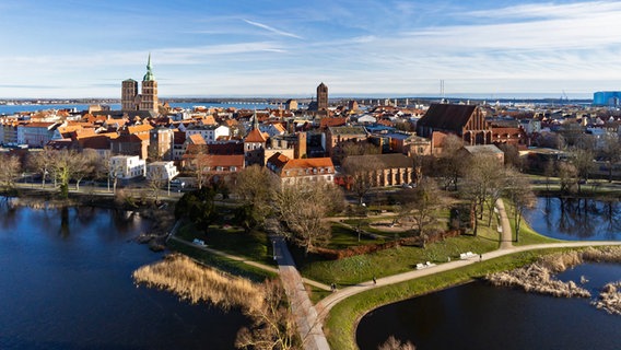 Blick über das Stadtpanorama von Stralsund. © NDR Foto: Frank Burchett aus Stralsund