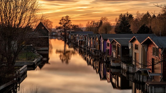 Blick auf die Peene und Bootshäuser. © NDR Foto: Wolfgang Lork aus Zarnewanz