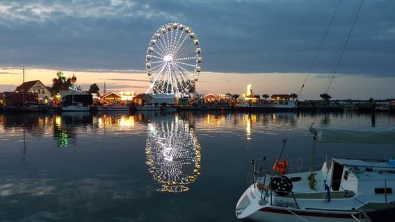 Boote beim Fischerfest vor Freest, im Hintergrund ein Riesenrad und ein Sonnenuntergang © NDR Foto: Günter Kamp aus Greifswald