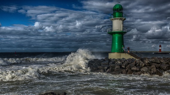 Wellen schlagen gegen die Warnemünder Mole © NDR Foto: Hans-Joachim Schwandt aus Rostock