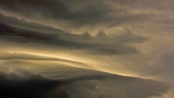 Eine Wolkenwelle vor schwachem Licht. © NDR Foto: Thomas Hausrath und Marcel Guth aus Rostock