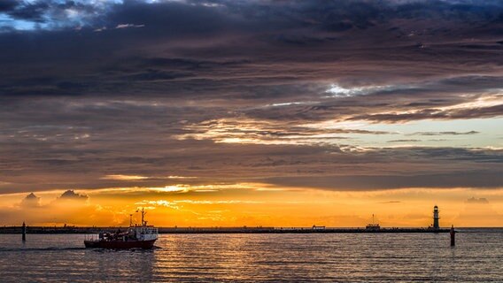 Ein Schiff auf dem Meer bei Sonnenuntergang. © NDR Foto: Philip Esch aus Rostock