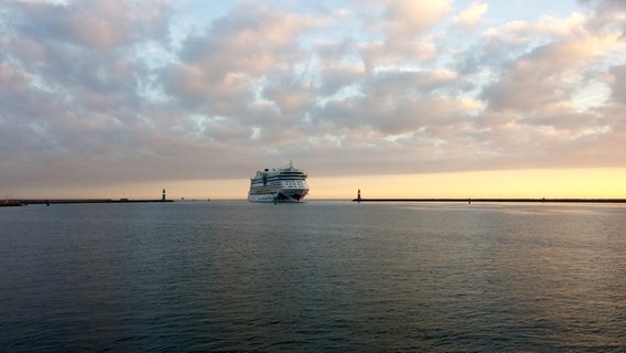Ein Kreuzfahrtschiff läuft in den Hafen von Rostock ein. © NDR Foto: Max Bleckert aus Rostock
