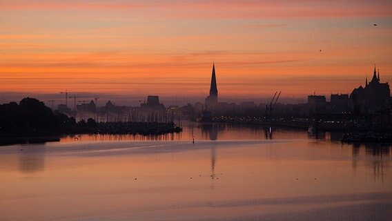 Der Rostocker Stadthafen zum Sonnenaufgang © NDR Foto: Jörg Hallier aus Rostock