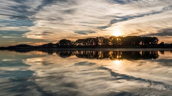 Sonnenuntergang über dem Sumpfsee bei Güstrow © NDR Foto: Jürgen Evert aus Güstrow