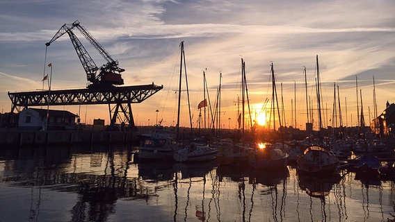 Sonnenaufgang über dem Rostocker Stadthafen © NDR Foto: Tina Lingrön aus Rostock