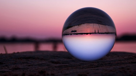 Sonnenuntergang durch eine Glaskugel © NDR Foto: Yvonne Kaehler aus Güstrow