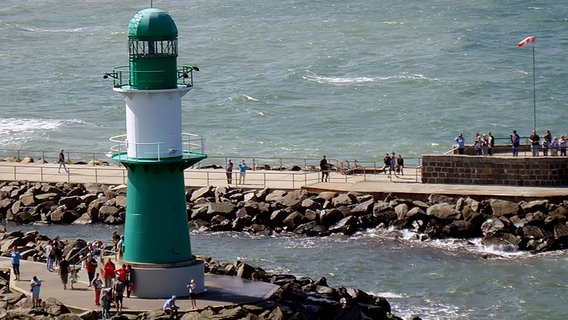 Ein Leuchtturm steht auf einer Mole. © NDR Foto: Katrin Ziemke aus Wismar