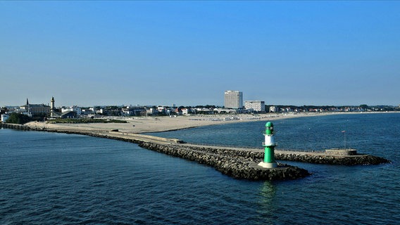 Blick vom Wasser aus auf einen Leuchtturm und auf einen Strand. © NDR Foto: Katrin Schäfer aus Blankenhagen