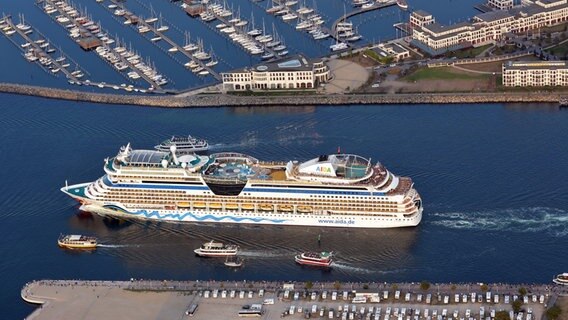 Ein Kreuzfahrtschiff der Reederei AIDA läuft aus dem Warnemünder Hafen aus. © NDR Foto: Manfred Sander aus Einhusen