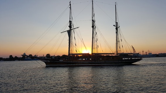 Ein Schiff bei Sonnenaufgang. © NDR Foto: Andreas Erdt aus Dummerstorf