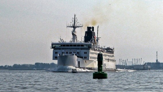 Eine Fähre in einem Kanal. © NDR Foto: Bingfried Eisermann aus Bentwisch