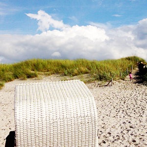 Feiner Sandstrand und Dünen sorgen für Sommer-Feeling am Strand von Markgrafenheide, wenn doch bloß die grauen Wolken nicht wären. Foto: Sabine Kuchenbecker aus Rostock. © NDR Foto: Sabine Kuchenbecker aus Rostock