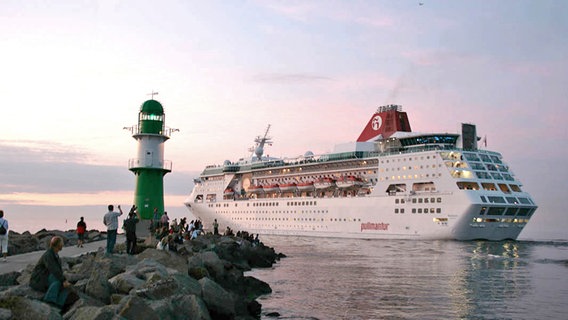 Auslaufen des Kreuzfahrtschiffes "Empress" aus dem Hafen von Warnemünde © NDR Foto: Reno Drumm aus Lübz