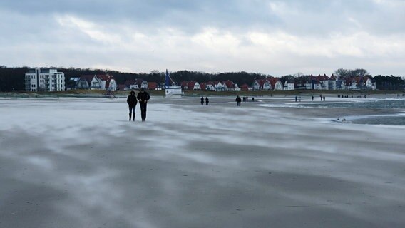 Spaziergänger am Strand © NDR Foto: Paul-Friedrich Sager aus Rostock