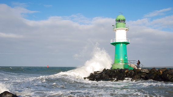 Leuchtturm in der Brandung von Warnemünde © NDR Foto: Matthias Gierke aus Greifswald