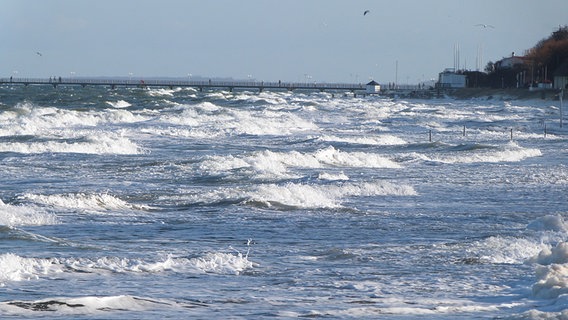 Der Strand von Kühlungsborn steht unter Wasser © NDR Foto:  Volker Huhndorf aus Kühlungsborn