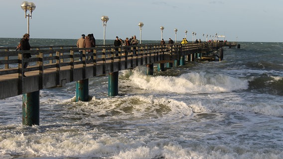 Seebrücke in Graal-Müritz mit vielen Menschen bei Sturm © NDR Foto: Hans-Joachim Meyke aus Mönchhagen