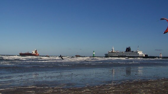 Warnemünde mit zwei Schiffen und einem Kite-Surfer © NDR Foto: Wolfgang Pensky aus Warnemünde