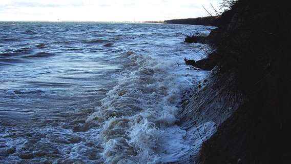 Die Steilküste bei Warnemünde während einer Sturmflut © NDR Foto:  Kristinsa Obenaus aus Rostock