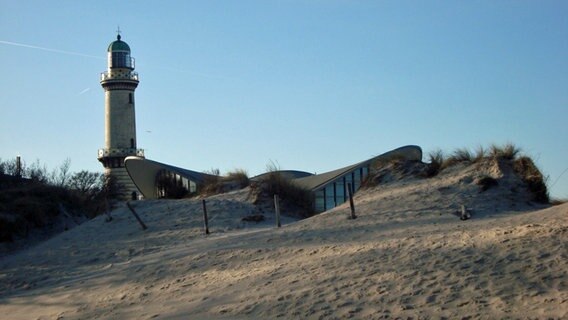 Leuchtturm mit einem von Sand bedeckten Gebäude © NDR Foto: Tom Wolfram aus Admannshagen