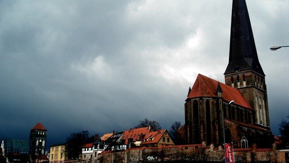 Regenwolken ziehen über Rostock © NDR Foto: Marita Krauel aus Rostock