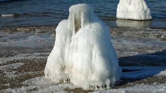 Humanoide Eisskulpturen am Strand © NDR Foto: Johannes Hebestreit aus Roggentin
