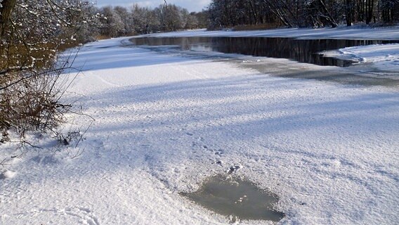 Fast zugefrorene Warnow © NDR Foto: Susanne Pohnke aus Rostock