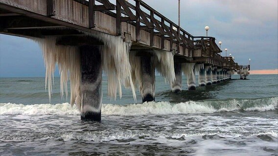 Eiszapfen hängen von der Seebrücke in Heiligendamm © NDR Foto: Falko Simon aus Bad Doberan