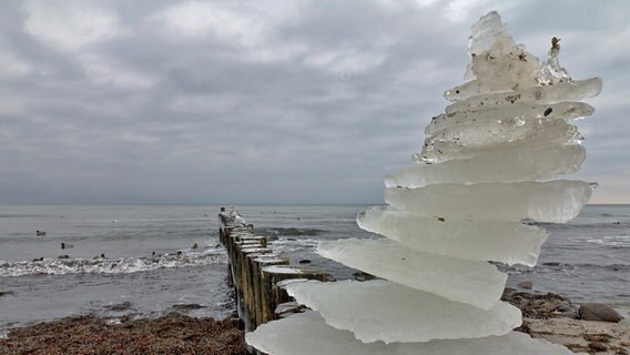 Kunstvoll gestapelte Eisschollen am Strand von Kühlungsborn. © NDR Foto: Frank Boddin aus Bad Doberan