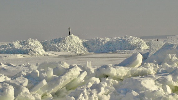 Kleine Berge aus zusammengestauchten Eisschollen geformt © NDR Foto: Eckhard Heitmann aus Loissin