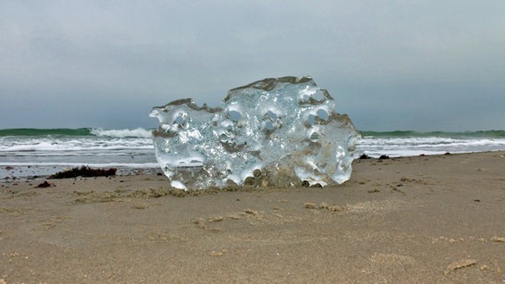 Ein großer Eisbrocken am Strand von Warnemünde. © NDR Foto: Frank Boddin aus Bad Doberan