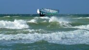 Surfer auf der sonnigen Ostsee © NDR Foto: Christian Pagenkopf aus Rostock