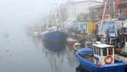 Schiffe in Warnemünde im Nebel © NDR Foto: Marita von Zansen aus Rostock