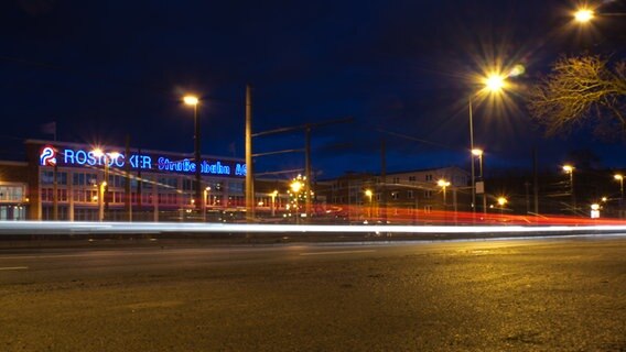 Straßenbahndepot in Rostock bei Nacht. © NDR Foto: Burkhard Doss aus Rostock