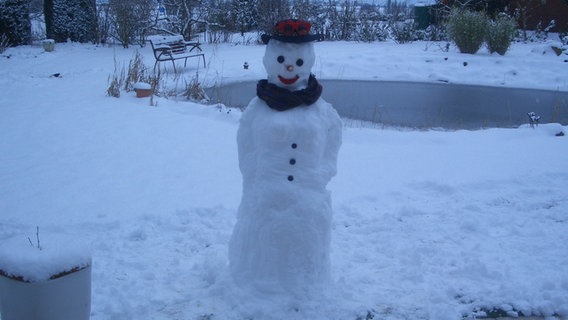 Schneemann im Garten © NDR Foto: Helga Giehl aus Niendorf