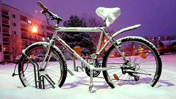 Ein Fahrrad steht im Schnee. © NDR Foto: Reinhard Zimpel aus Rostock
