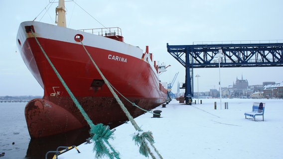 Ein rotes Frachtschiff liegt im Stadthafen Rostock. © NDR Foto: Vera Simons-Schuchardt