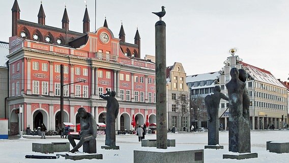 Der Rostocker Marktplatz mit dem Rathaus und dem Möwenbrunnen © NDR Foto: Helmut Kuzina aus Wismar