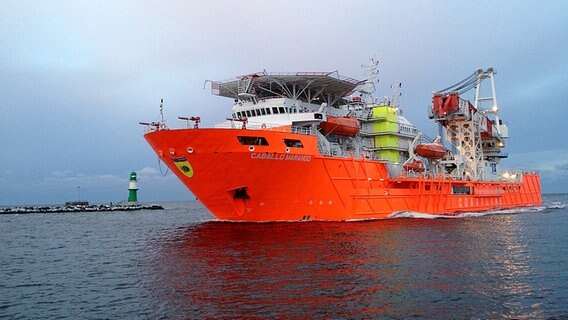 Ein großes Oranges Schiff läuft in einem Hafen ein. © NDR Foto: Olaf Kupfer aus Retschow