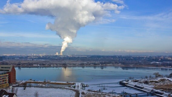 Durch das Heizkraftwerk entsteht eine große Wolke über Rostock © NDR Foto: Michael Berger aus Rostock