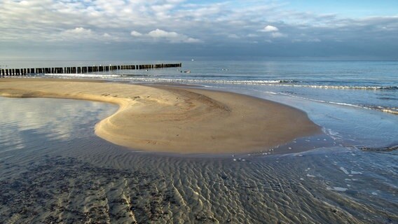 Ein kleine gebogene Sanddüne am Warnemünder Strand © NDR Foto: Jürgen Evert aus Güstrow