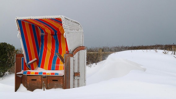 ein Strandkorb steht im Schnee © NDR Foto:  Andreas Garling aus Rostock