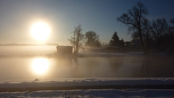 Die große Morgensonne spiegelt sich im See © NDR Foto: Detlef Galda aus Satow
