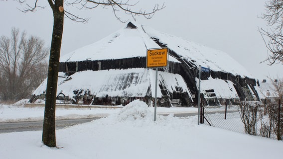 Eine große Holzhalle ist kurz vor dem Einsturz. © NDR Foto: Kevin Bauriedl aus Güstrow-Suckow