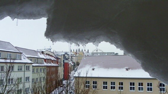 Vor dem Fenster hängt eine Schneelawine. © NDR Foto: Gerd Vogt aus Rostock