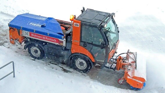 Winterdienst fährt schiebt die Straße frei. © NDR Foto: Dr. Lothar Verch aus Rostock