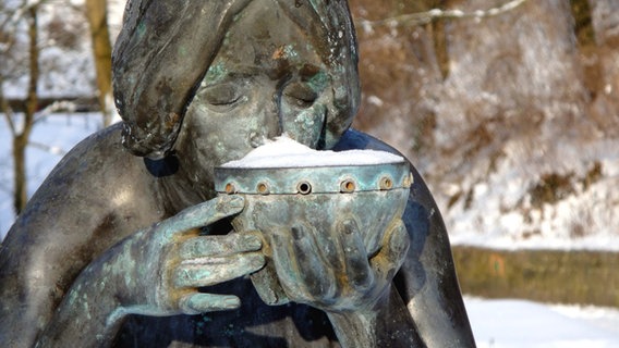 Statue Die Trinkende im Rosengarten Rostock © NDR Foto: Ilona Jerojomin aus Rostock