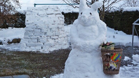 Schneemann in Osterhasenform mit Schneewand im Hintergrund © NDR Foto: Udo Rudolf aus Kassow