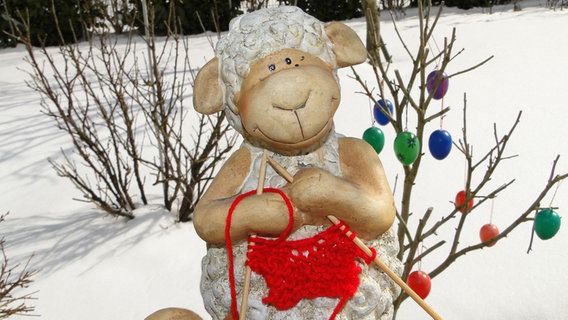 Eine strickende Schaffigur im Schnee © NDR Foto: Sylvia Meyer aus Kösterbeck